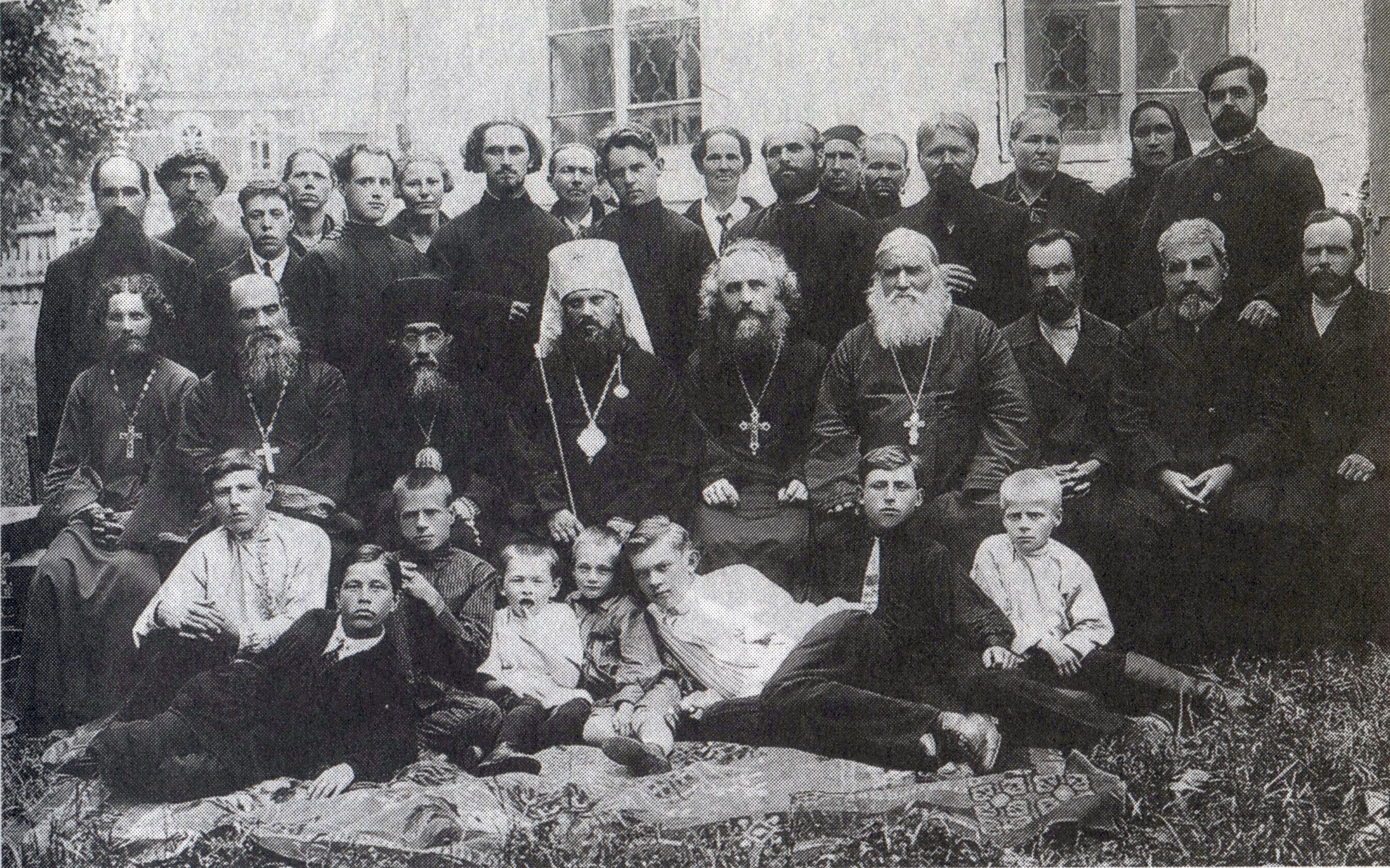 Митрополит Сергий (Корнеев) у стен Свято-Троицкого собора г. Красноуфимска. 21 июня 1929 года.